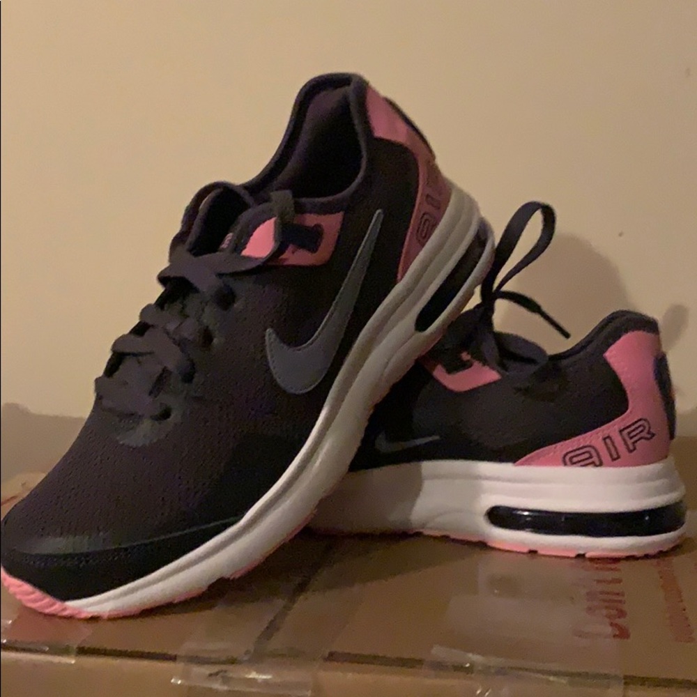 Nike tennis shoes